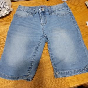 The Children's Place girls shorts, size 6x/7, light wash, skimmer pant
